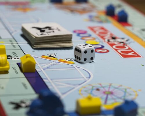 board-game-play-gesellschaftsspiel-monopoly